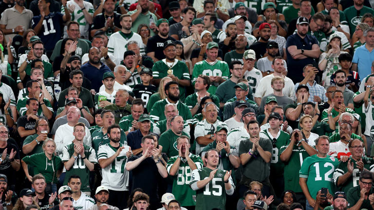Whats the weather ny jets game like today? Get your live forecast and game day impact.