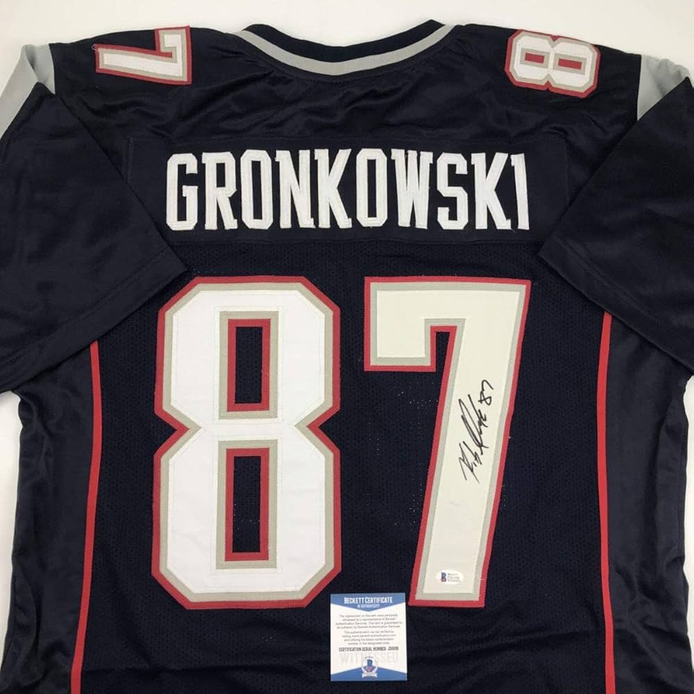 How much is a signed Gronk jersey worth? Learn the main things that change its price.